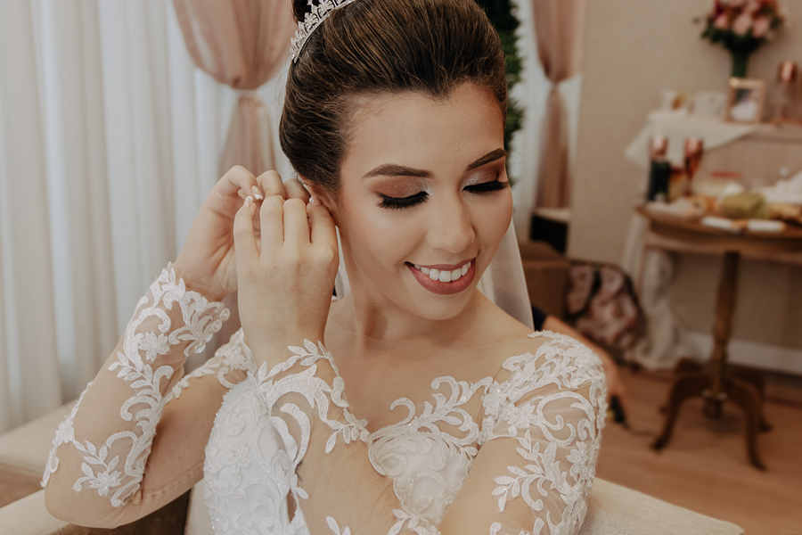 FOTOGRAFIA DO MAKING OF DA NOIVA THAIS REALIZADO NO STUDIO TAYNARA PONTALTI EM MARINGA PARANA E FOTOGRAFADO POR ALINE DREHER 