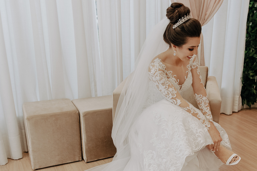 FOTOGRAFIA DO MAKING OF DA NOIVA THAIS REALIZADO NO STUDIO TAYNARA PONTALTI EM MARINGA PARANA E FOTOGRAFADO POR ALINE DREHER 