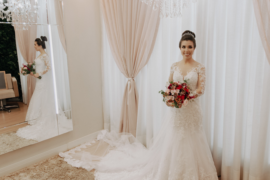 FOTOGRAFIA DO MAKING OF DA NOIVA THAIS REALIZADO NO STUDIO TAYNARA PONTALTI EM MARINGA PARANA E FOTOGRAFADO POR ALINE DREHER 