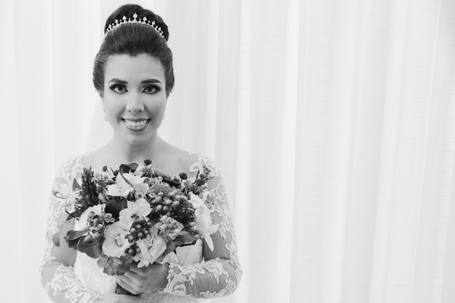 FOTOGRAFIA DO MAKING OF DA NOIVA THAIS REALIZADO NO STUDIO TAYNARA PONTALTI EM MARINGA PARANA E FOTOGRAFADO POR ALINE DREHER 