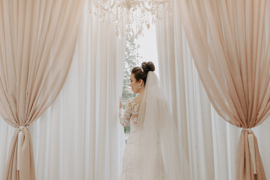 FOTOGRAFIA DO MAKING OF DA NOIVA THAIS REALIZADO NO STUDIO TAYNARA PONTALTI EM MARINGA PARANA E FOTOGRAFADO POR ALINE DREHER 