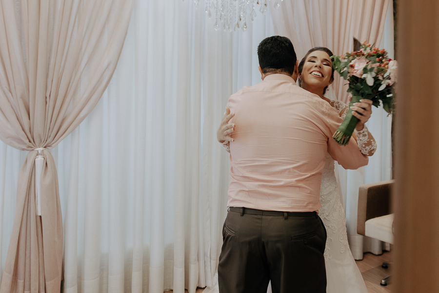 FOTOGRAFIA DO MAKING OF DA NOIVA THAIS REALIZADO NO STUDIO TAYNARA PONTALTI EM MARINGA PARANA E FOTOGRAFADO POR ALINE DREHER 