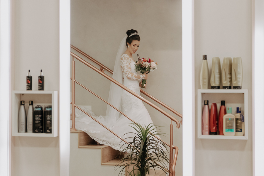 FOTOGRAFIA DO MAKING OF DA NOIVA THAIS REALIZADO NO STUDIO TAYNARA PONTALTI EM MARINGA PARANA E FOTOGRAFADO POR ALINE DREHER 