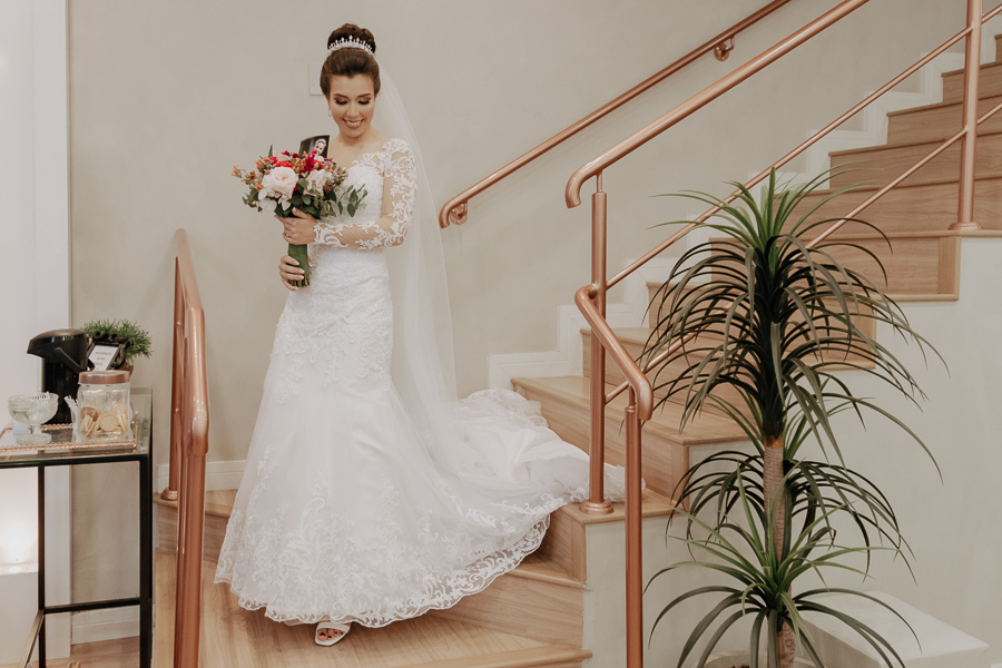 FOTOGRAFIA DO MAKING OF DA NOIVA THAIS REALIZADO NO STUDIO TAYNARA PONTALTI EM MARINGA PARANA E FOTOGRAFADO POR ALINE DREHER 