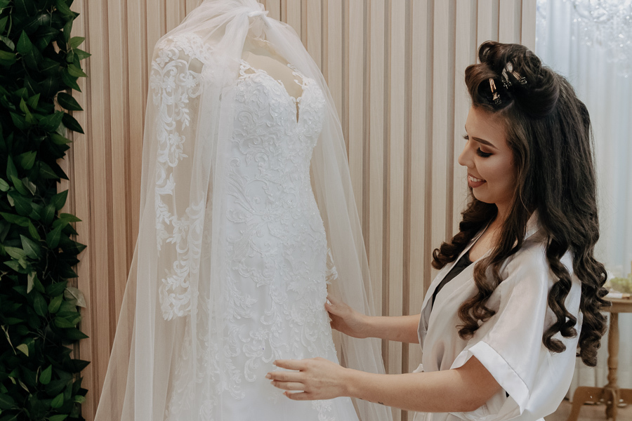 FOTOGRAFIA DO MAKING OF DA NOIVA THAIS REALIZADO NO STUDIO TAYNARA PONTALTI EM MARINGA PARANA E FOTOGRAFADO POR ALINE DREHER 