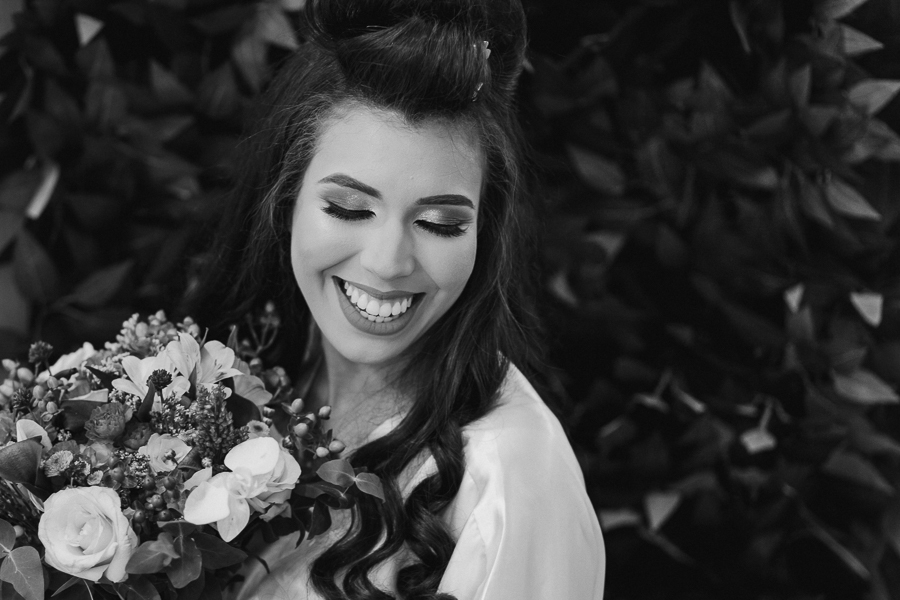 FOTOGRAFIA DO MAKING OF DA NOIVA THAIS REALIZADO NO STUDIO TAYNARA PONTALTI EM MARINGA PARANA E FOTOGRAFADO POR ALINE DREHER 