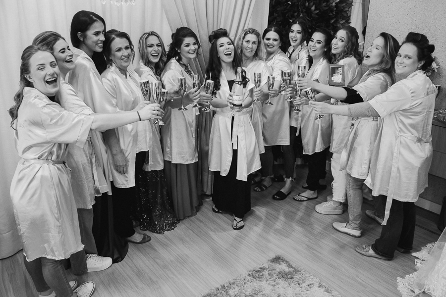 FOTOGRAFIA DO MAKING OF DA NOIVA THAIS REALIZADO NO STUDIO TAYNARA PONTALTI EM MARINGA PARANA E FOTOGRAFADO POR ALINE DREHER 