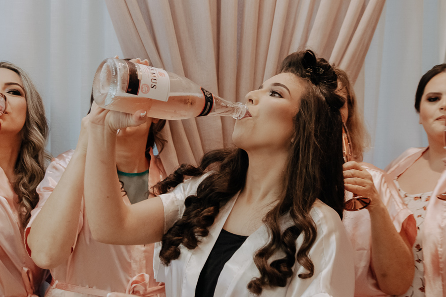 FOTOGRAFIA DO MAKING OF DA NOIVA THAIS REALIZADO NO STUDIO TAYNARA PONTALTI EM MARINGA PARANA E FOTOGRAFADO POR ALINE DREHER 