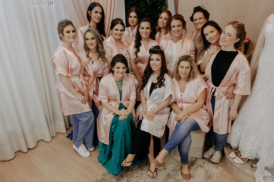 FOTOGRAFIA DO MAKING OF DA NOIVA THAIS REALIZADO NO STUDIO TAYNARA PONTALTI EM MARINGA PARANA E FOTOGRAFADO POR ALINE DREHER 