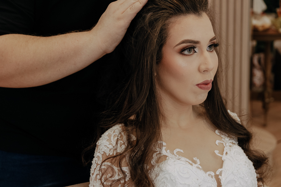 FOTOGRAFIA DO MAKING OF DA NOIVA THAIS REALIZADO NO STUDIO TAYNARA PONTALTI EM MARINGA PARANA E FOTOGRAFADO POR ALINE DREHER 