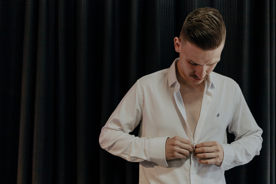 FOTOGRAFIA DO MAKING OF DO NOIVO LUCAS REALIZADO NO MR BROWN BOTIQUE MARINGA PARANA E FOTOGRAFADO POR LUCAS DREHER