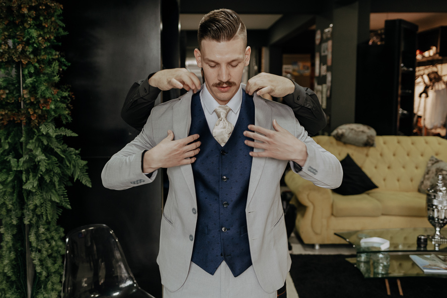 FOTOGRAFIA DO MAKING OF DO NOIVO LUCAS REALIZADO NO MR BROWN BOTIQUE MARINGA PARANA E FOTOGRAFADO POR LUCAS DREHER