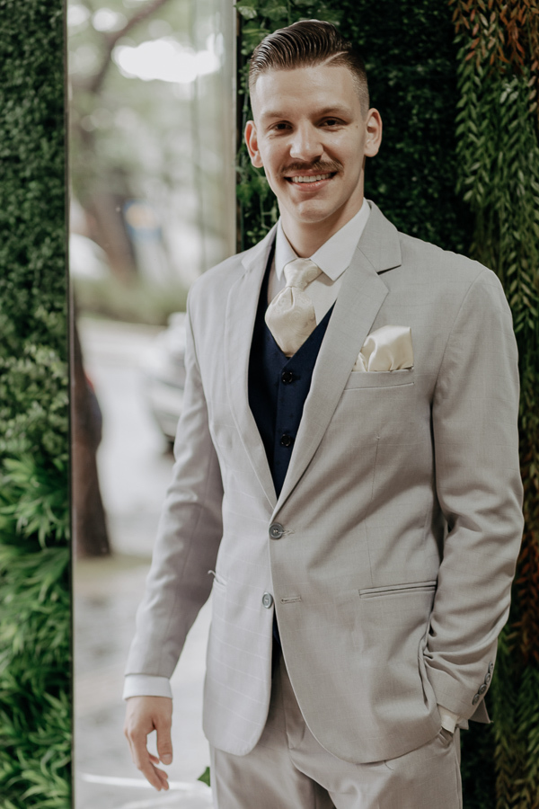 FOTOGRAFIA DO MAKING OF DO NOIVO LUCAS REALIZADO NO MR BROWN BOTIQUE MARINGA PARANA E FOTOGRAFADO POR LUCAS DREHER