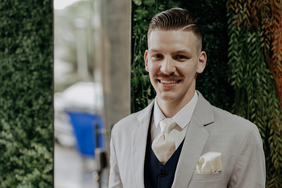 FOTOGRAFIA DO MAKING OF DO NOIVO LUCAS REALIZADO NO MR BROWN BOTIQUE MARINGA PARANA E FOTOGRAFADO POR LUCAS DREHER