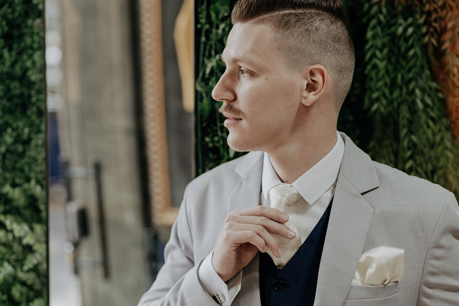 FOTOGRAFIA DO MAKING OF DO NOIVO LUCAS REALIZADO NO MR BROWN BOTIQUE MARINGA PARANA E FOTOGRAFADO POR LUCAS DREHER