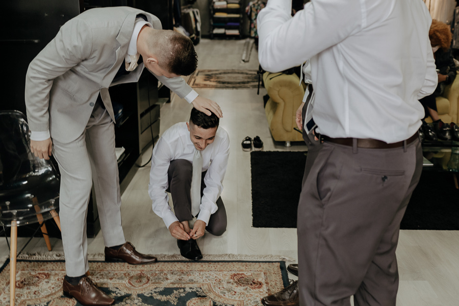 FOTOGRAFIA DO MAKING OF DO NOIVO LUCAS REALIZADO NO MR BROWN BOTIQUE MARINGA PARANA E FOTOGRAFADO POR LUCAS DREHER