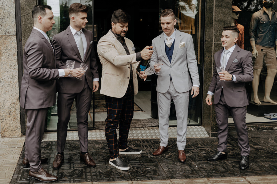 FOTOGRAFIA DO MAKING OF DO NOIVO LUCAS REALIZADO NO MR BROWN BOTIQUE MARINGA PARANA E FOTOGRAFADO POR LUCAS DREHER