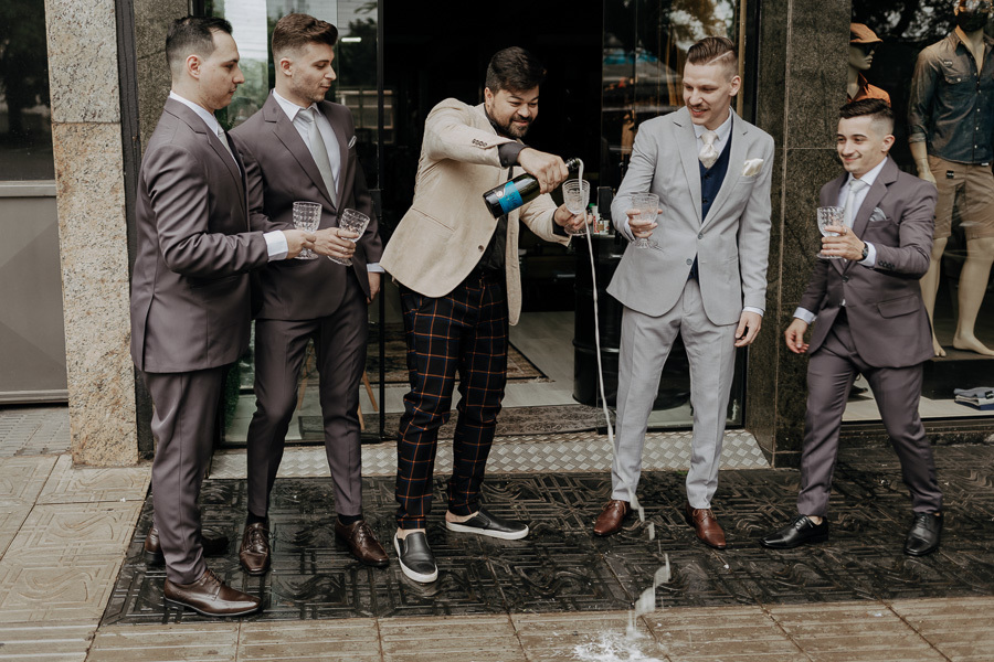 FOTOGRAFIA DO MAKING OF DO NOIVO LUCAS REALIZADO NO MR BROWN BOTIQUE MARINGA PARANA E FOTOGRAFADO POR LUCAS DREHER