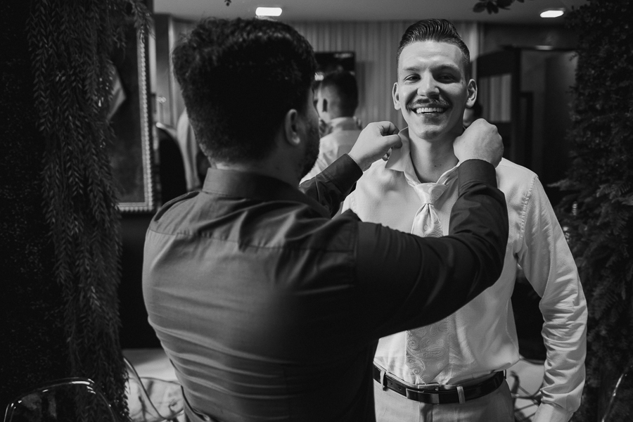 FOTOGRAFIA DO MAKING OF DO NOIVO LUCAS REALIZADO NO MR BROWN BOTIQUE MARINGA PARANA E FOTOGRAFADO POR LUCAS DREHER