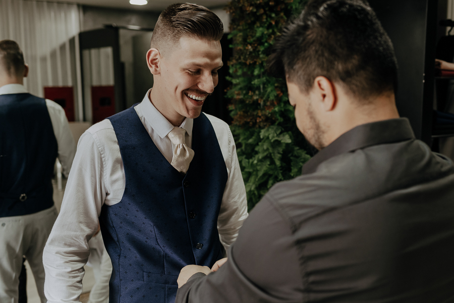 FOTOGRAFIA DO MAKING OF DO NOIVO LUCAS REALIZADO NO MR BROWN BOTIQUE MARINGA PARANA E FOTOGRAFADO POR LUCAS DREHER