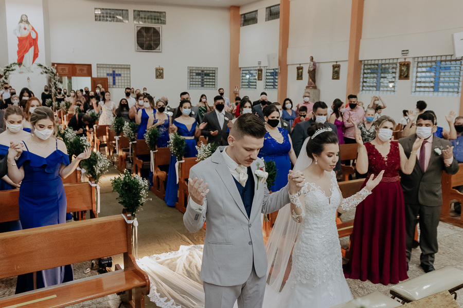 CERIMONIA DE CASAMENTO CATOLICA REALIZADA NA IGREJA SAGRADO CORACAO DE JESUS EM MARINGA PARANA E FOTOGRAFADO POR LUCAS DREHER E ALINE DREHER