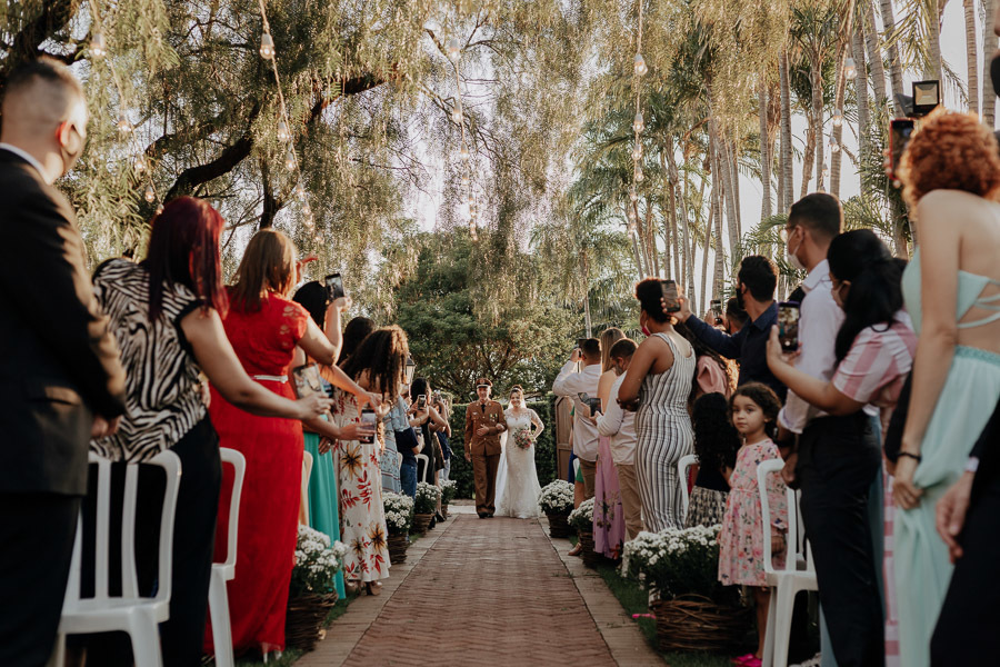 CERIMONIA DE CASAMENTO AO AR LIVRE COM LINDO POR DO SOL REALIZADO NO CAPIM LIMAO EM MARINGA NO PARANA 