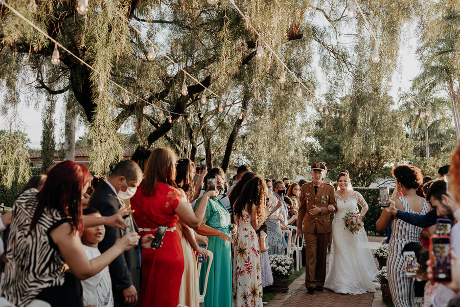 CERIMONIA DE CASAMENTO AO AR LIVRE COM LINDO POR DO SOL REALIZADO NO CAPIM LIMAO EM MARINGA NO PARANA 