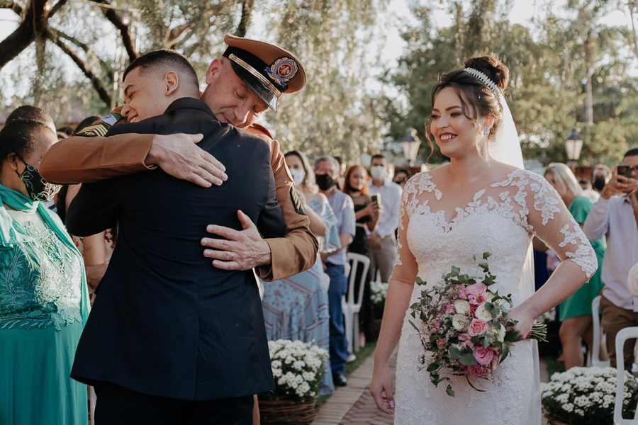 CERIMONIA DE CASAMENTO AO AR LIVRE COM LINDO POR DO SOL REALIZADO NO CAPIM LIMAO EM MARINGA NO PARANA 