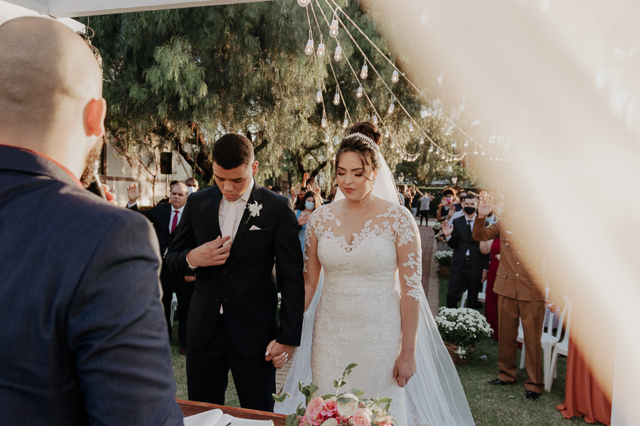 CERIMONIA DE CASAMENTO AO AR LIVRE COM LINDO POR DO SOL REALIZADO NO CAPIM LIMAO EM MARINGA NO PARANA 