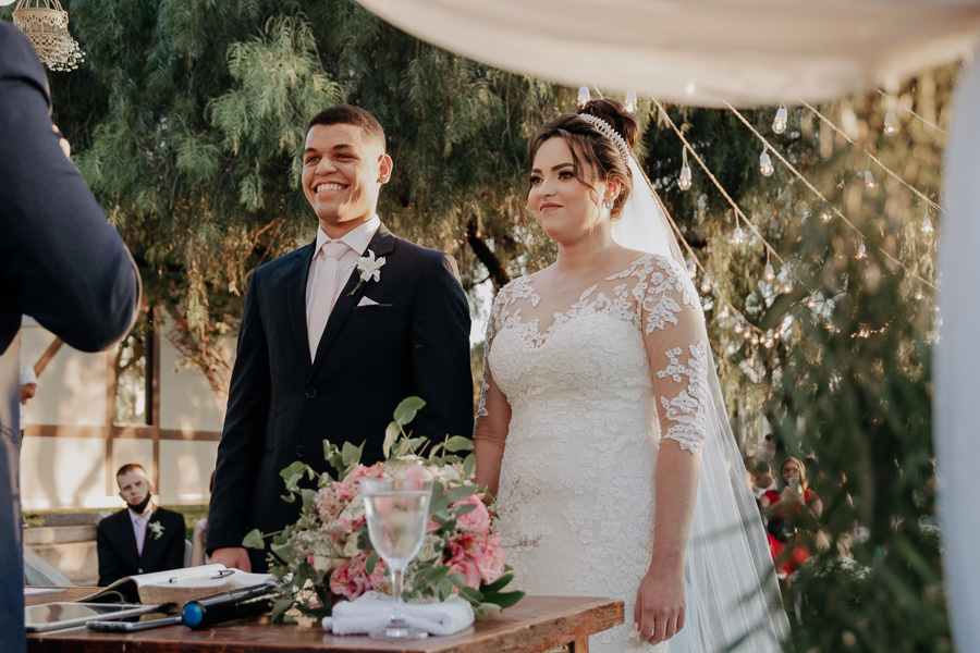 CERIMONIA DE CASAMENTO AO AR LIVRE COM LINDO POR DO SOL REALIZADO NO CAPIM LIMAO EM MARINGA NO PARANA 