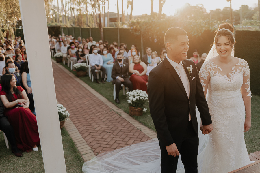 CERIMONIA DE CASAMENTO AO AR LIVRE COM LINDO POR DO SOL REALIZADO NO CAPIM LIMAO EM MARINGA NO PARANA 