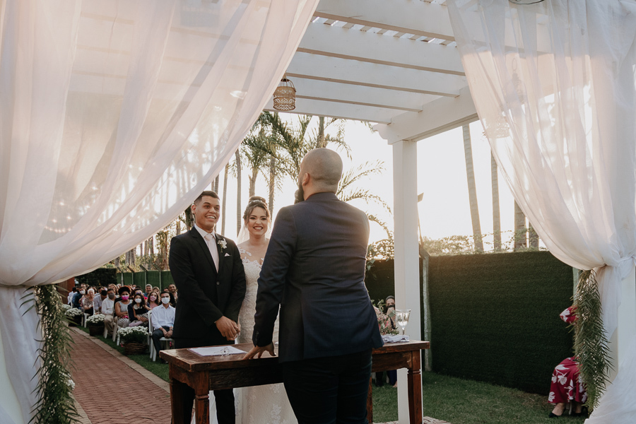 CERIMONIA DE CASAMENTO AO AR LIVRE COM LINDO POR DO SOL REALIZADO NO CAPIM LIMAO EM MARINGA NO PARANA 