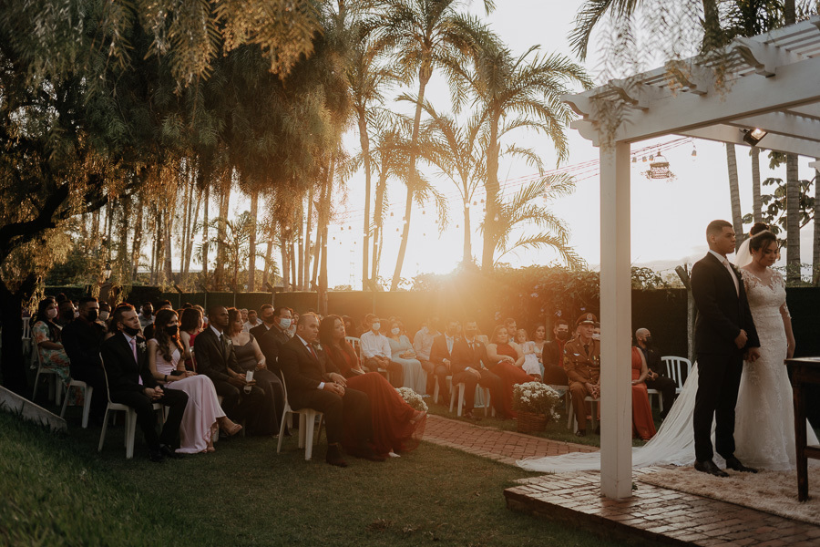 CERIMONIA DE CASAMENTO AO AR LIVRE COM LINDO POR DO SOL REALIZADO NO CAPIM LIMAO EM MARINGA NO PARANA 