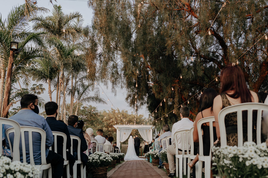 CERIMONIA DE CASAMENTO AO AR LIVRE COM LINDO POR DO SOL REALIZADO NO CAPIM LIMAO EM MARINGA NO PARANA 