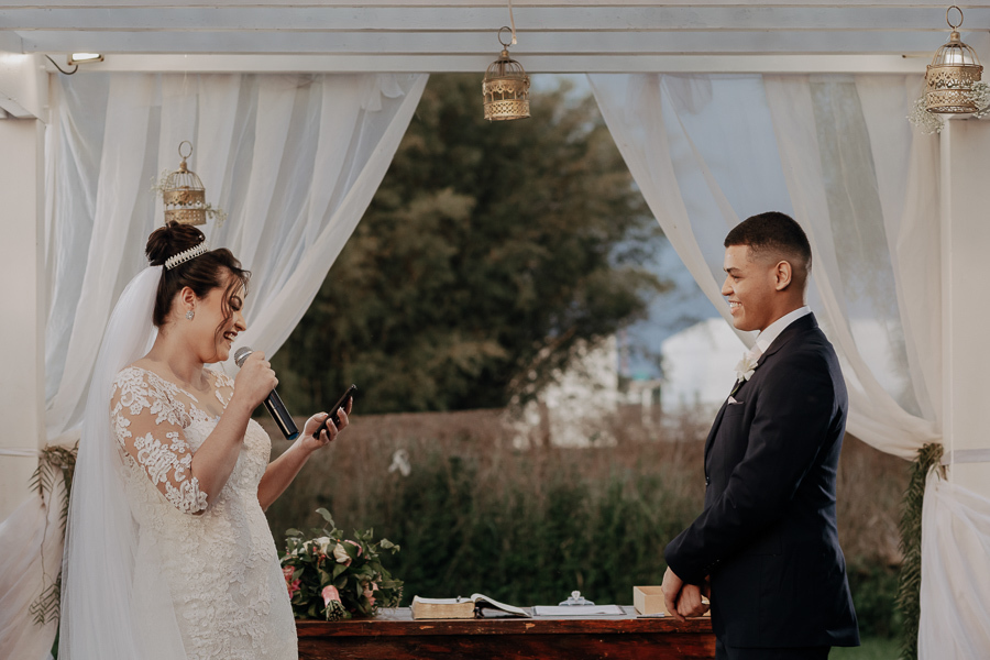 CERIMONIA DE CASAMENTO AO AR LIVRE COM LINDO POR DO SOL REALIZADO NO CAPIM LIMAO EM MARINGA NO PARANA 