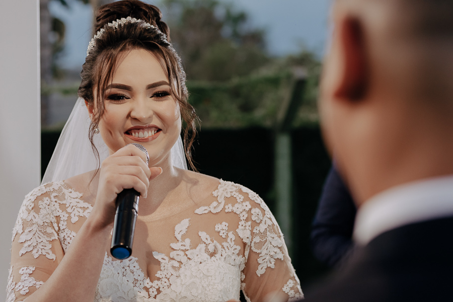 CERIMONIA DE CASAMENTO AO AR LIVRE COM LINDO POR DO SOL REALIZADO NO CAPIM LIMAO EM MARINGA NO PARANA 