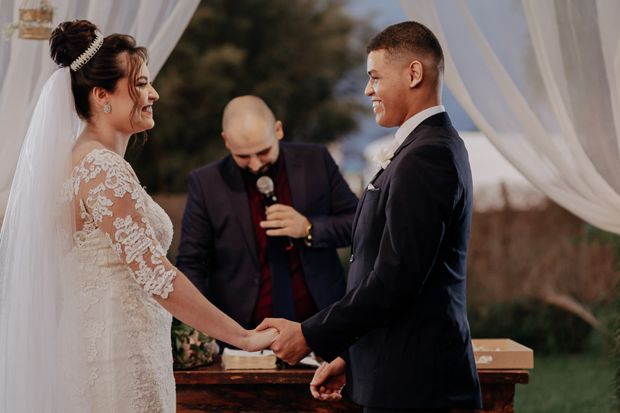 CERIMONIA DE CASAMENTO AO AR LIVRE COM LINDO POR DO SOL REALIZADO NO CAPIM LIMAO EM MARINGA NO PARANA 