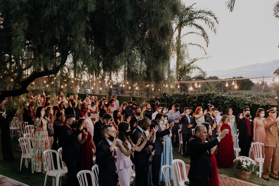 CERIMONIA DE CASAMENTO AO AR LIVRE COM LINDO POR DO SOL REALIZADO NO CAPIM LIMAO EM MARINGA NO PARANA 