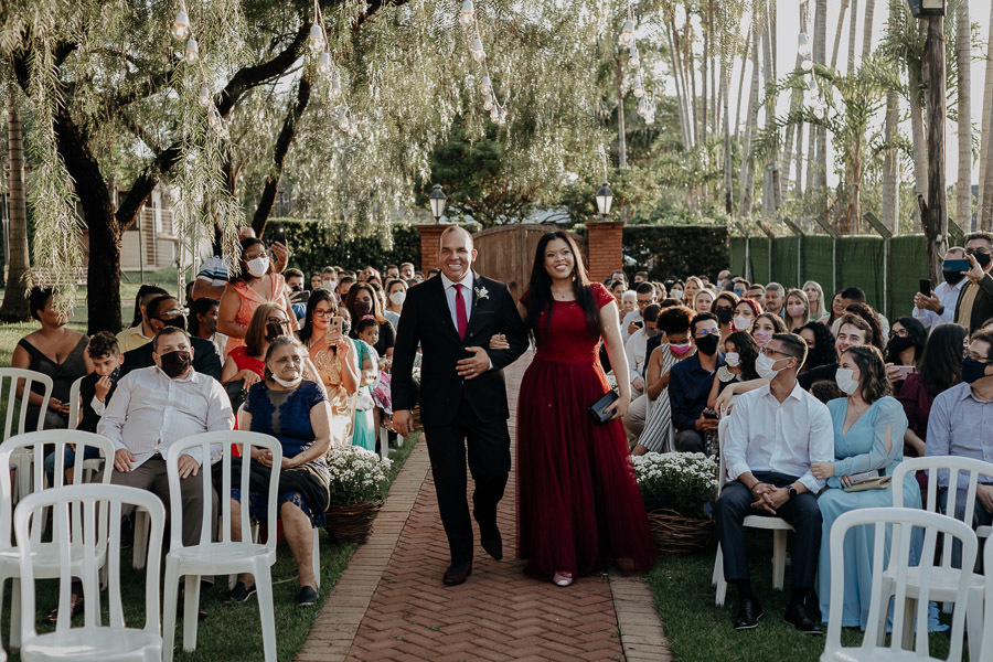 CERIMONIA DE CASAMENTO AO AR LIVRE COM LINDO POR DO SOL REALIZADO NO CAPIM LIMAO EM MARINGA NO PARANA 