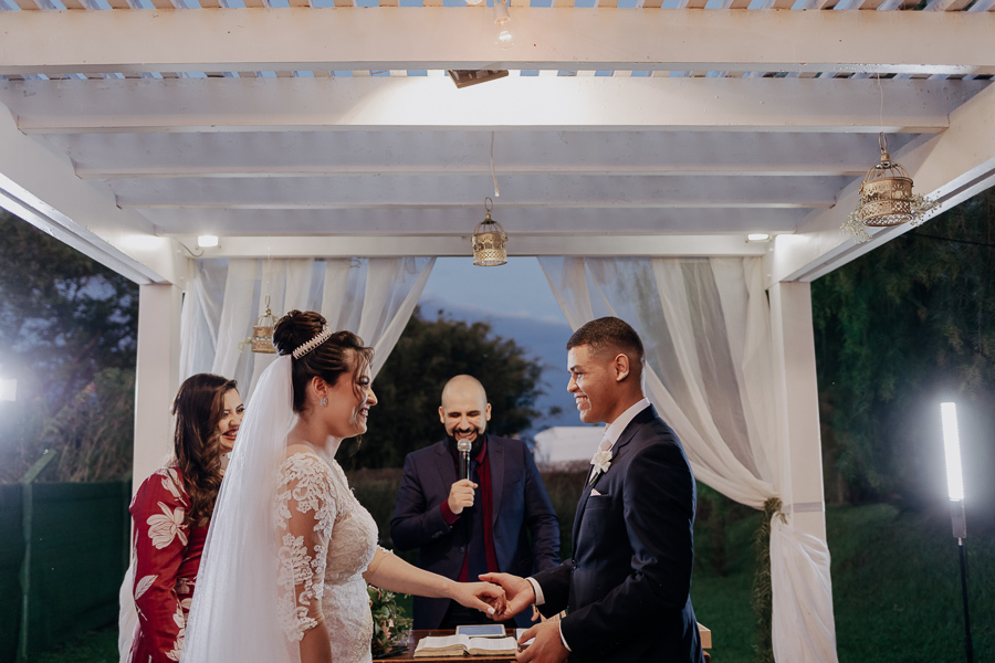 CERIMONIA DE CASAMENTO AO AR LIVRE COM LINDO POR DO SOL REALIZADO NO CAPIM LIMAO EM MARINGA NO PARANA 