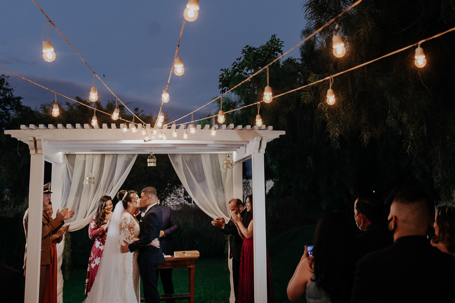 CERIMONIA DE CASAMENTO AO AR LIVRE COM LINDO POR DO SOL REALIZADO NO CAPIM LIMAO EM MARINGA NO PARANA 