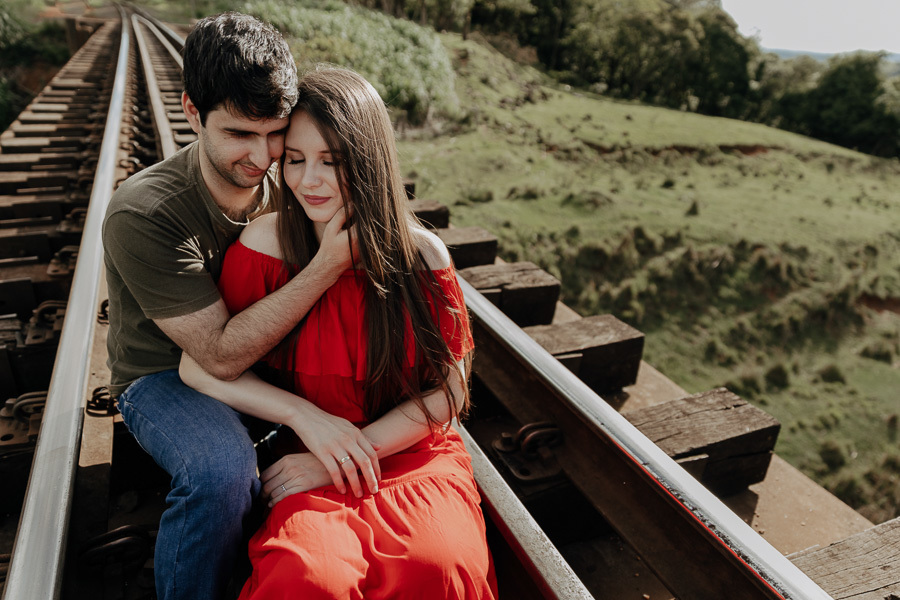 ENSAIO PRE CASAMENTO REALIZADO NA LINHA DO TREM DE ORTIGUEIRA NO PARANA E FOTOGRAFADO POR LUCAS DREHER E ALINE DREHER 