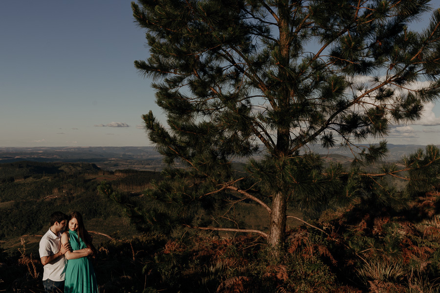 ENSAIO PRE CASAMENTO REALIZADO NO MORRO DA PEDRA BRANCA EM MAUA DA SERRA NO PARANA E FOTOGRAFADO POR LUCAS DREHER E ALINE DREHER 