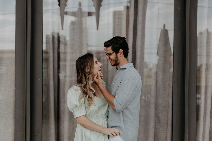 ENSAIO PRE CASAMENTO URBANO E MODERNO REALIZADO NO CENTRO DE MARINGA NO PARANA E FOTOGRAFADO POR LUCAS DREHER E ALINE DREHER