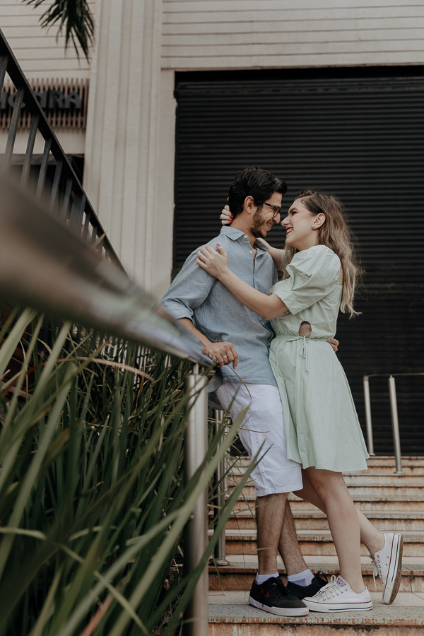 ENSAIO PRE CASAMENTO URBANO E MODERNO REALIZADO NO CENTRO DE MARINGA NO PARANA E FOTOGRAFADO POR LUCAS DREHER E ALINE DREHER