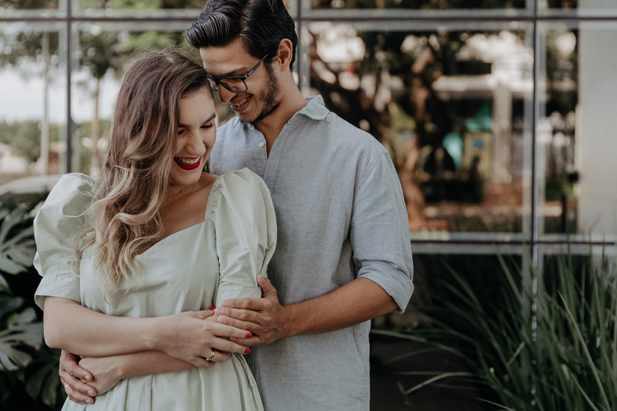 ENSAIO PRE CASAMENTO URBANO E MODERNO REALIZADO NO CENTRO DE MARINGA NO PARANA E FOTOGRAFADO POR LUCAS DREHER E ALINE DREHER