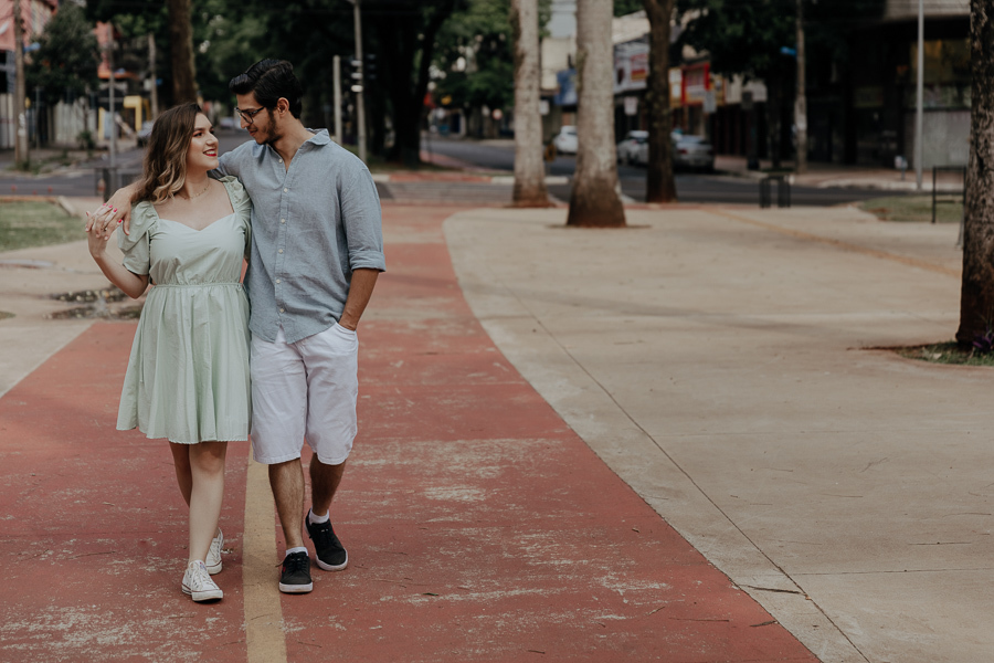 ENSAIO PRE CASAMENTO URBANO E MODERNO REALIZADO NO CENTRO DE MARINGA NO PARANA E FOTOGRAFADO POR LUCAS DREHER E ALINE DREHER