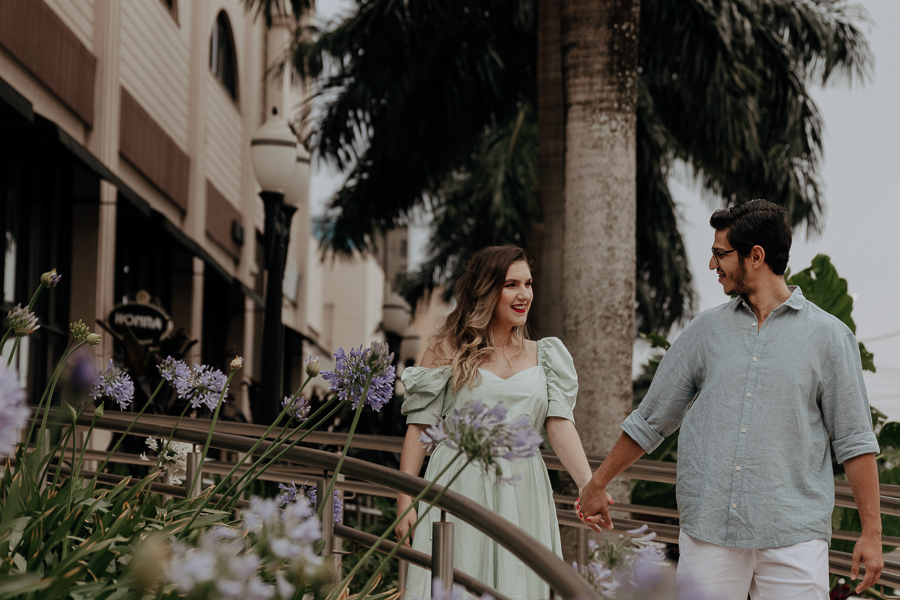 ENSAIO PRE CASAMENTO URBANO E MODERNO REALIZADO NO CENTRO DE MARINGA NO PARANA E FOTOGRAFADO POR LUCAS DREHER E ALINE DREHER
