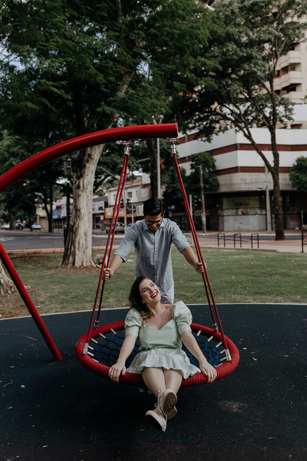 ENSAIO PRE CASAMENTO URBANO E MODERNO REALIZADO NO CENTRO DE MARINGA NO PARANA E FOTOGRAFADO POR LUCAS DREHER E ALINE DREHER