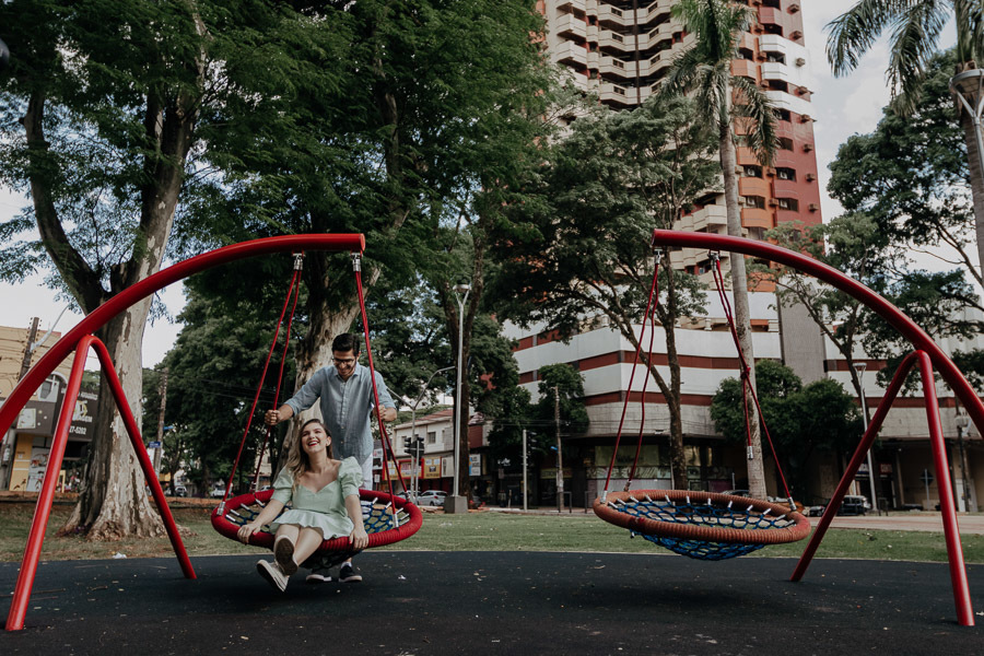ENSAIO PRE CASAMENTO URBANO E MODERNO REALIZADO NO CENTRO DE MARINGA NO PARANA E FOTOGRAFADO POR LUCAS DREHER E ALINE DREHER